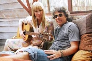 A Favorita: Donatela e Augusto se beijam