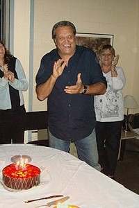 Dennis Carvalho ganha festa surpresa da equipe e elenco de Três Irmãs