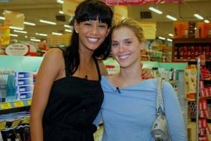 Carolina Dieckmann e Taís Araújo fazem compras em supermercado 24 horas