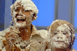 Xuxa e Ana Maria brincam de torta na cara