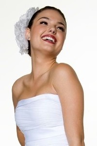 Ísis Valverde faz ensaio vestida de noiva