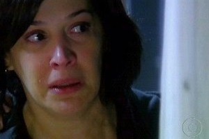 A Favorita: Flora beija Zé Bob na frente de Donatela