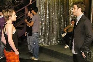 A Favorita: Lara se abala ao encontrar Cassiano