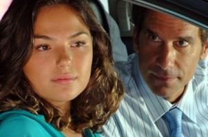 Isis Valverde grava ao lado de Vitor Fasano