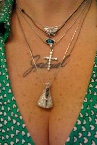 Astrid Fontenelle faz tatuagem em homenagem ao filho