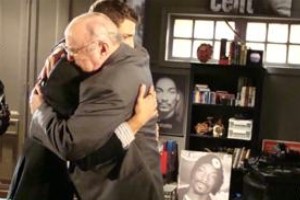 A Favorita: Gonçalo e Halley se abraçam como avó e neto