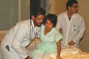 Chamas da Vida: Antonio tira Bia da clínica