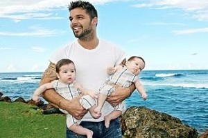 Confira nova foto de Ricky Martin com seus filhos gêmeos