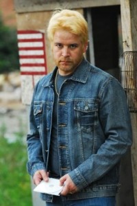 A Favorita: Dodi fica loiro para escapar da polícia