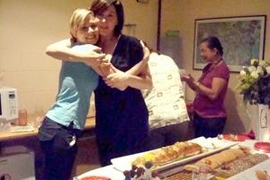 Claudia Raia ganha festinha da equipe e bolo personalizado