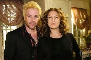 A Favorita: Dodi pede Flora em casamento e ela aceita