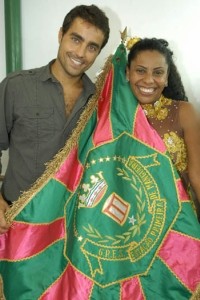 Ricardo Pereira cai no samba na quadra da Mangueira