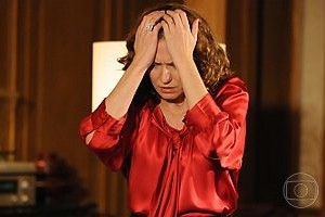 A Favorita: Donatela tenta enlouquecer Flora