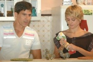 Chamas da Vida: Pedro pede Carolina em casamento