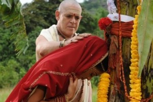 Caminho das Índias: Maya se casa com uma árvore para desfazer maldição