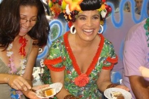 Regina Duarte ganha festa surpresa no estúdio de Três Irmãs