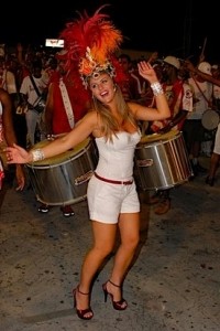 Íris Stefanelli samba debaixo de chuva em São Paulo