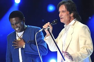 Neguinho da Beija-Flor afirma que rei Roberto Carlos ajudou em sua recuperação