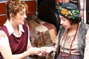 Negócio da China: Dalva entrega o pen drive para Tia Saudade