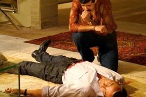 Caminho das Índias: Raul surpreende bandido em sua própria casa e acaba levando um tiro