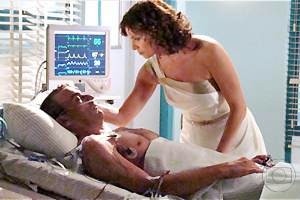 Caminho das Índias: Raul acorda ao lado de Silvia após cirurgia e chama por Yvone