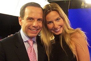 Mariana Weickert é recebida por João Doria Jr. no programa Show Business
