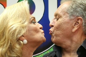Hebe e Carlos Alberto insinuam que Silvio Santos anda estranho, diz colunista