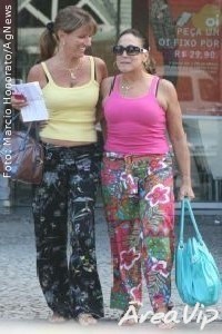 Susana Vieira passeia com a sogra no Rio