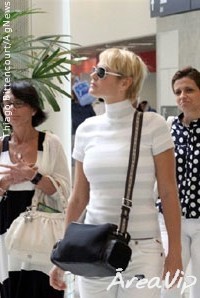 Xuxa é flagrada no aeropoto