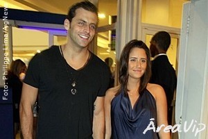 Henri Castelli proíbe atriz de falar sobre namoro