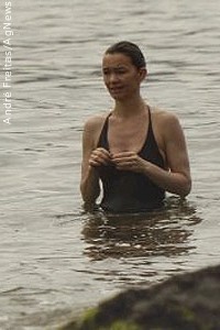 Julia Lemmertz grava seriado na praia de copacabana