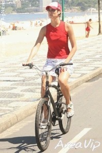 Luana Piovani passeia de bicicleta pela orla do Leblon
