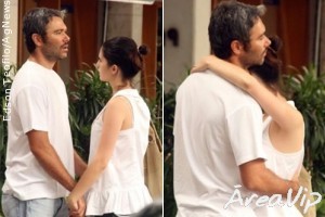 Ângelo Paes Leme e Ana Sophia Folch trocam carinhos durante passeio