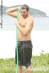 Thiago Lacerda toma banho de mangueira em praia do Rio de Janeiro