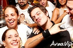 Ganhador do BBB9, Max comemora vitória ao lado de amigos