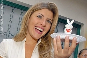 Íris Stefanelli distribui ovos de Páscoa para crianças carentes, em São Paulo