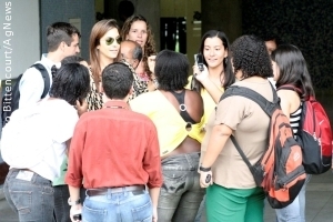 Fãs cercam Ivete Sangalo em aeroporto, no Rio