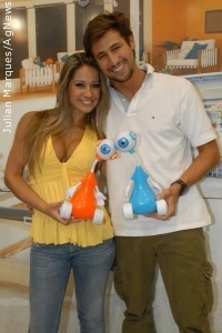 Maíra e Emanuel divulgam robô do BBB, em feira de brinquedos