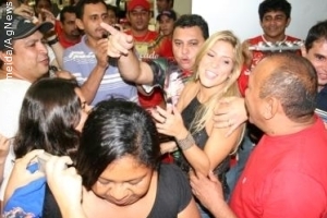 Fãs lotam aeroporto na chegada da ex-BBB9 Milena em Manaus