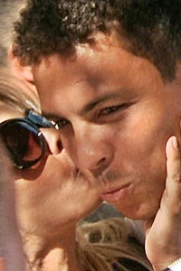 Monique Evans cerca Ronaldo e ganha beijo fenomenal