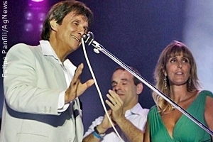 Rei Roberto Carlos comemora aniversário e  os 50 anos de carreira, com os filhos no palco