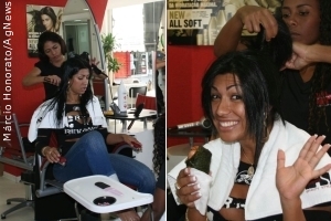 Ellen Cardoso, a Mulher Moranguinho, faz uma boquinha enquanto cuida do visual
