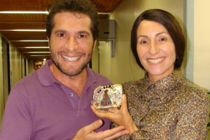 Cássia Kiss ganha presente de Daniel no estúdio