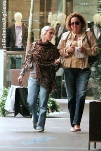 Carolina Dieckmann e Claudia Jimenez  fazem compras em shopping