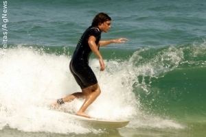 Felipe Dylon surfa em praia do Rio