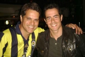 Felipe Folgosi confere show de Juan Alba em casa noturna