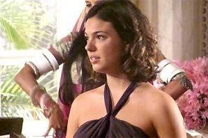 Caminho das Índias: Camila se sente traída