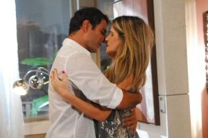 Caras & Bocas: Denis e Simone se beijam pela primeira vez