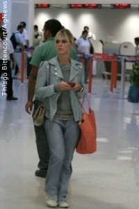 Carolina Dieckmann desembarca sozinha em aeroporto
