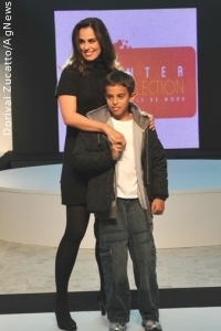 Daniela Escobar e o filho esbanjam simpatia em desfile